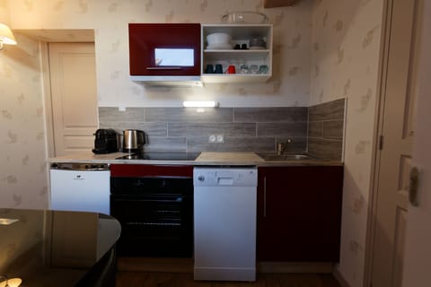 Studio Suite | Private kitchen | Fridge, microwave, oven, stovetop