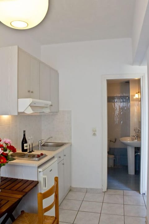 Studio | Private kitchenette | Fridge, stovetop, coffee/tea maker, electric kettle