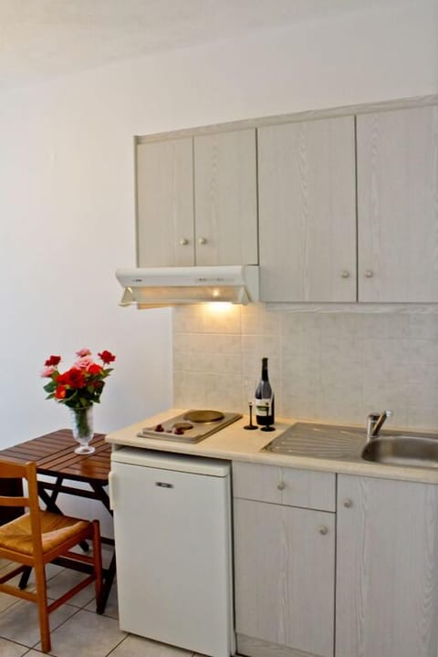 Fridge, stovetop, coffee/tea maker, electric kettle