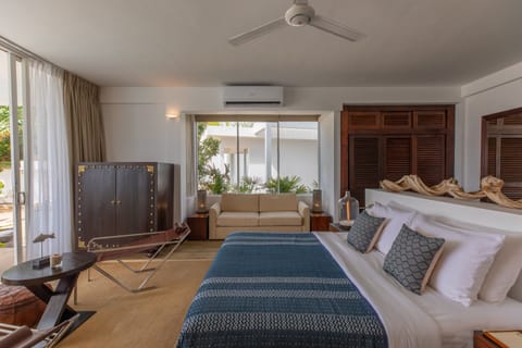 Beach Suite | In-room safe, individually decorated, individually furnished, desk