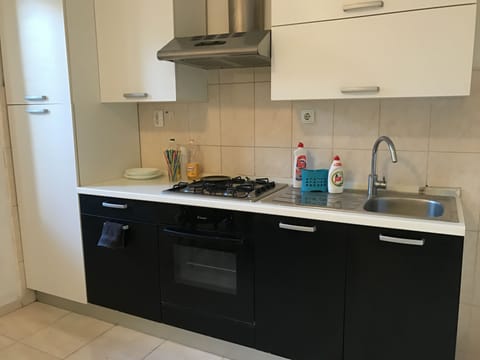 City Apartment | Private kitchen | Fridge, oven, stovetop, coffee/tea maker