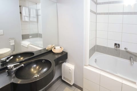 Standard Double or Twin Room | Bathroom | Combined shower/tub, free toiletries, hair dryer, towels