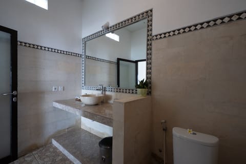 Suite Family Seaview room | Bathroom | Shower, free toiletries, hair dryer, bidet