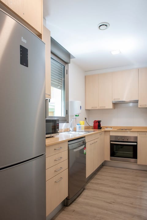 Premium Suite | Private kitchen | Full-size fridge, microwave, oven, stovetop