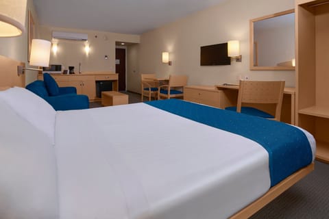 Suite, 1 Queen Bed with Sofa bed | Desk, iron/ironing board, free cribs/infant beds, free WiFi