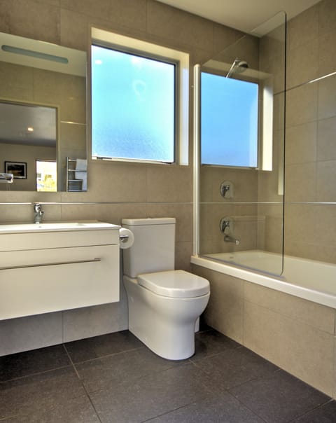 Panoramic Studio, Lake View | Bathroom | Free toiletries, hair dryer, towels