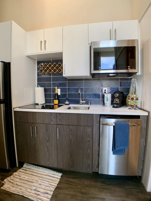 Deluxe Studio Suite | Private kitchen | Full-size fridge, microwave, stovetop, dishwasher