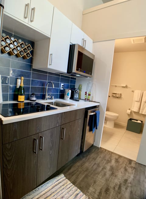 Deluxe Studio Suite | Private kitchen | Full-size fridge, microwave, stovetop, dishwasher