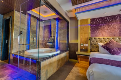 2 Bedrooms Aqua Suite | Bathroom | Separate tub and shower, free toiletries, hair dryer, bathrobes