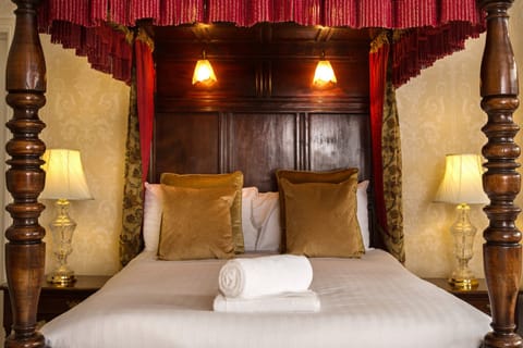 Four Poster Suite | Desk, laptop workspace, free WiFi, bed sheets