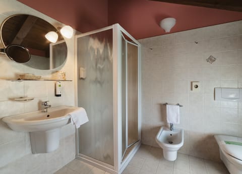 Family Triple Room | Bathroom | Shower, designer toiletries, hair dryer, bidet