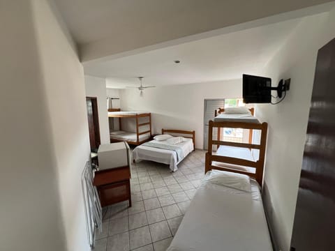 Suíte Standard p/ 7 pessoas | Desk, free WiFi, bed sheets