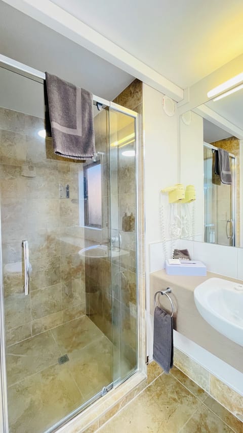 Executive Studio | Bathroom | Hair dryer, towels, soap, shampoo