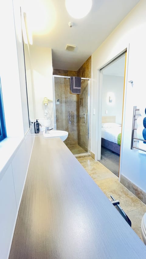 Executive Triple Room | Bathroom | Hair dryer, towels, soap, shampoo