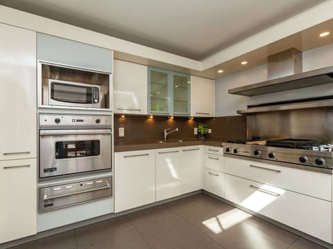 Villa | Private kitchen | Microwave, dishwasher, highchair