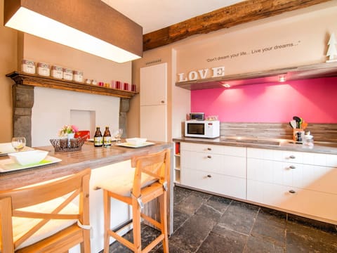 Cottage | Private kitchen | Highchair, cookware/dishes/utensils