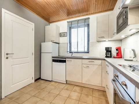 Cottage | Private kitchen | Microwave, dishwasher, highchair