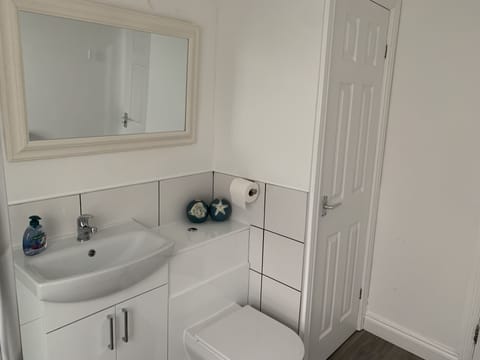 PLATFORM Avenues Apartment 2 | Bathroom | Shower, free toiletries, hair dryer, towels