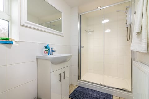 PLATFORM Fishing Quarter Apartment 1 | Bathroom | Shower, free toiletries, hair dryer, towels