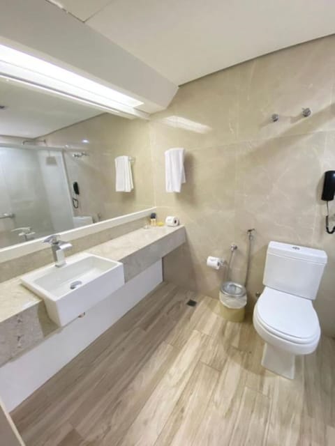 Quarto Superior | Bathroom | Hair dryer, towels, soap, shampoo