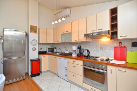 Standard Apartment, 3 Bedrooms (21025) | Private kitchen | Fridge, microwave, oven, stovetop