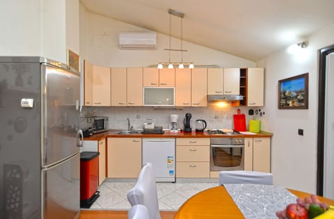 Standard Apartment, 3 Bedrooms (21025) | Private kitchen | Fridge, microwave, oven, stovetop