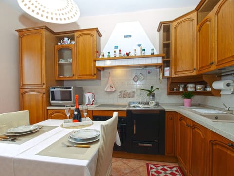 Standard Apartment, 1 Bedroom (22989) | Private kitchen | Fridge, microwave, oven, stovetop
