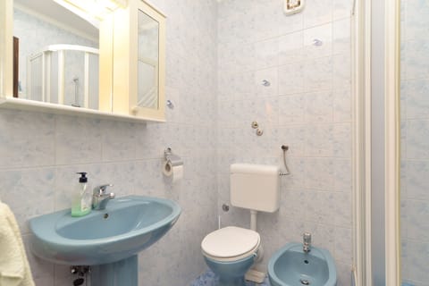 Standard Apartment, 1 Bedroom (23657) | Bathroom sink