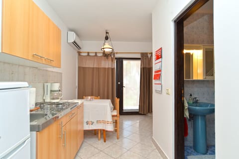 Standard Apartment, 1 Bedroom (23657) | Private kitchen | Fridge, microwave, stovetop, coffee/tea maker