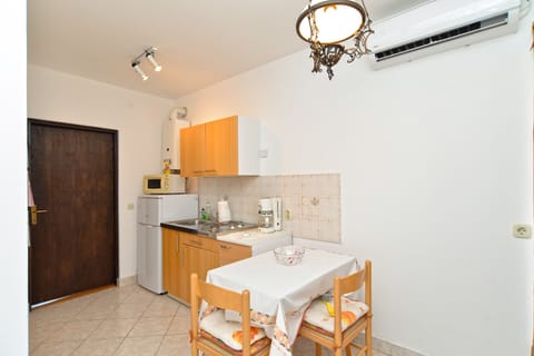 Standard Apartment, 1 Bedroom (23657) | In-room dining