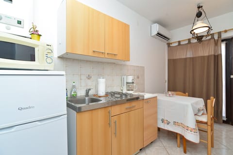 Standard Apartment, 1 Bedroom (23657) | Private kitchen | Fridge, microwave, stovetop, coffee/tea maker