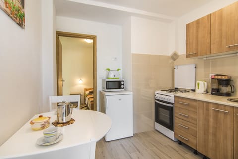 Standard Apartment, 1 Bedroom (27398) | Private kitchenette | Fridge, microwave, oven, stovetop