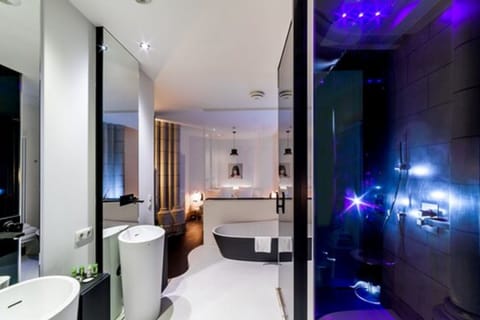 Suite (Sozo) | Bathroom | Shower, designer toiletries, hair dryer, bathrobes