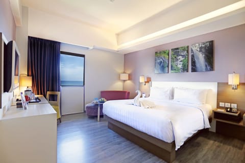 Deluxe Room, 1 King Bed, Ocean View | Minibar, in-room safe, desk, blackout drapes