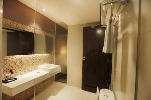 Superior Room, 2 Twin Beds | Bathroom | Eco-friendly toiletries, hair dryer, bathrobes, slippers