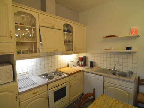 Cottage | Private kitchen | Microwave, dishwasher, coffee/tea maker, highchair