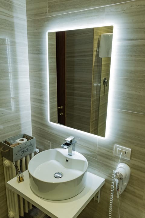 Superior Double Room, 1 Bedroom, City View | Bathroom | Shower, rainfall showerhead, free toiletries, hair dryer