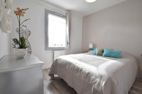 Cottage | 2 bedrooms, individually furnished, iron/ironing board, bed sheets