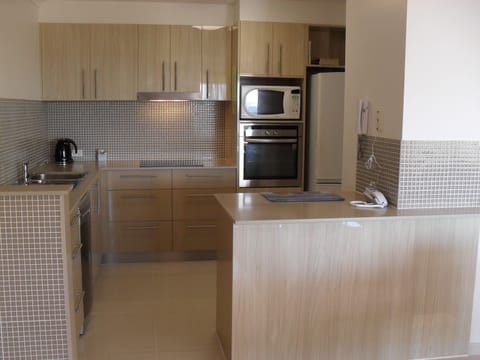 Apartment, 3 Bedrooms, 2 Bathrooms (7 Night Rate) | Private kitchen | Full-size fridge, microwave, oven, stovetop