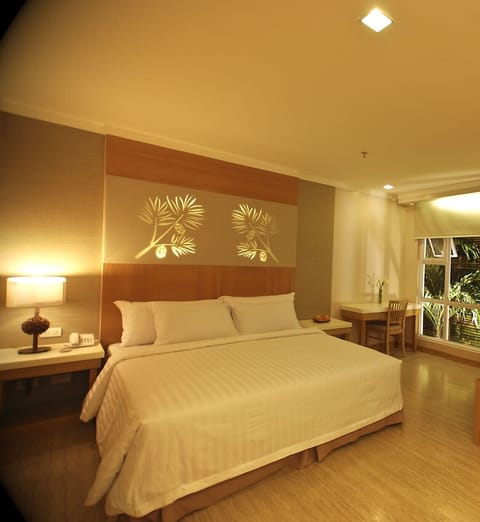 Premier Room, 1 King Bed | In-room safe, desk, laptop workspace, free WiFi