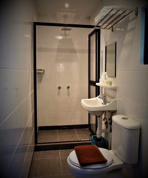 Deluxe Double Room | Bathroom | Shower, rainfall showerhead, slippers, bidet