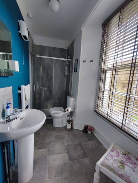 Superior Double or Twin Room, Ensuite | Bathroom | Free toiletries, hair dryer, towels, shampoo