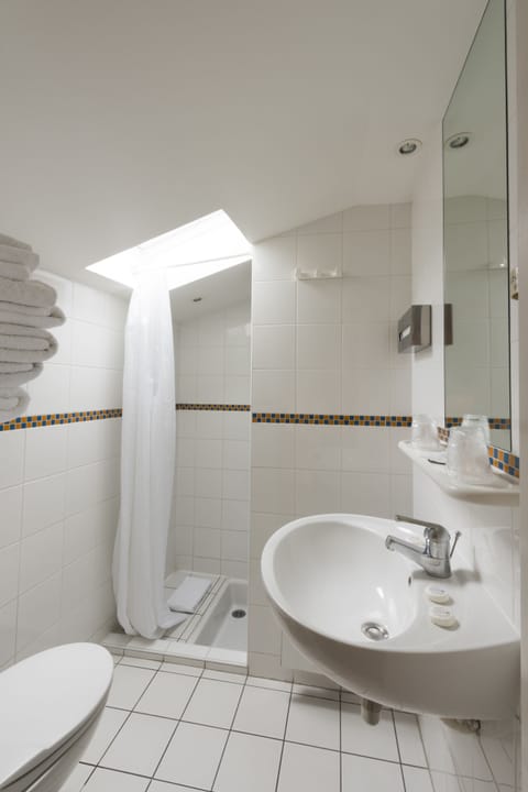 Quadruple Room | Bathroom | Hair dryer, towels