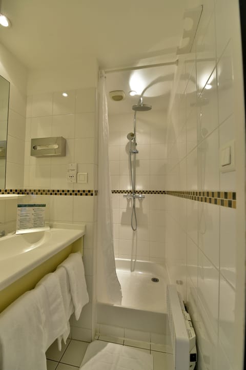 Triple Room | Bathroom | Hair dryer, towels