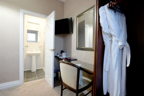 Deluxe Double Room, Ensuite | Individually decorated, individually furnished, desk, blackout drapes