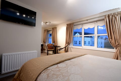 Deluxe Twin Room, Ensuite | Individually decorated, individually furnished, desk, blackout drapes