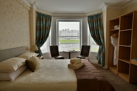 Deluxe Double Room, Ensuite | Individually decorated, individually furnished, desk, blackout drapes