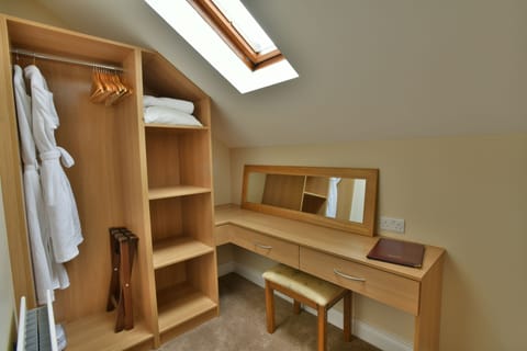 Deluxe Twin Room, Ensuite | Individually decorated, individually furnished, desk, blackout drapes