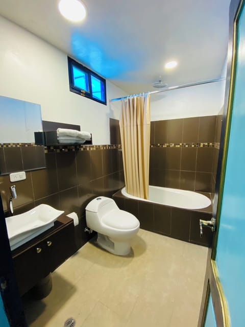 Superior Room | Bathroom | Free toiletries, towels, soap, shampoo