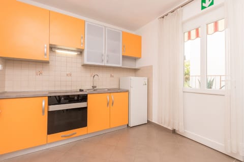 Apartment (A1) | Private kitchen | Fridge, stovetop